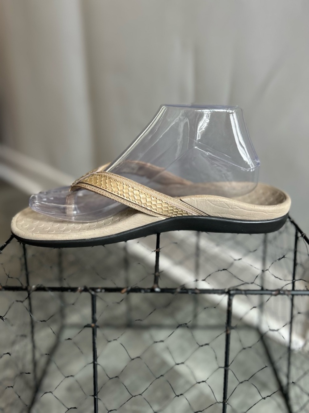 Vionic Snake Print Thong Sandals 9 Orthotic Comfort Arch Support Beige Beach - Picture 4 of 6